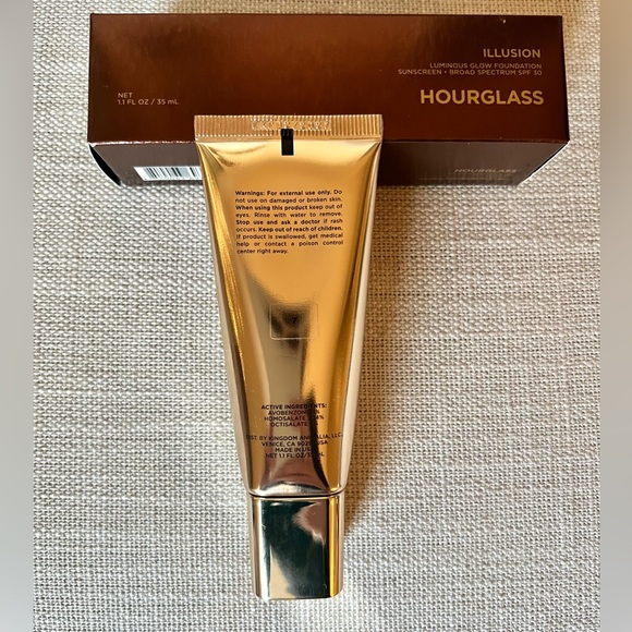 Hourglass Illusion Luminous Glow Foundation Shade 7 - Picture 6 of 7